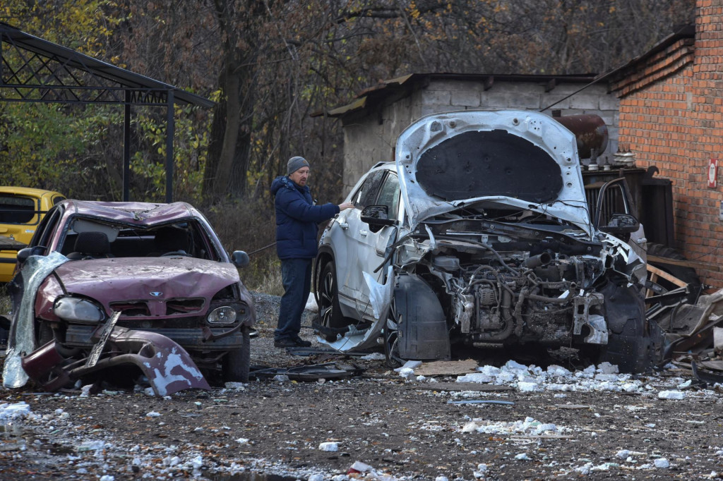 Dôsledkom útoku je okrem zranených osôb aj požiar obytného domu, zničená bola aj prístavba rodinného domčeka a šesť automobilov. FOTO: REUTERS