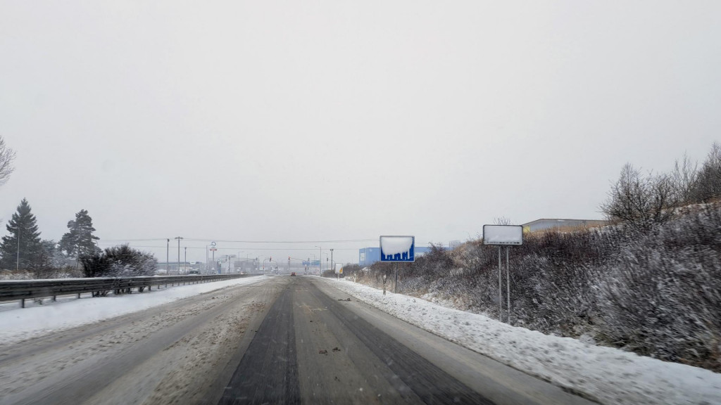 Na snímke cesta smerom do Popradu počas sneženia v piatok 21. novembra 2025. FOTO: TASR/Adriána Hudecová