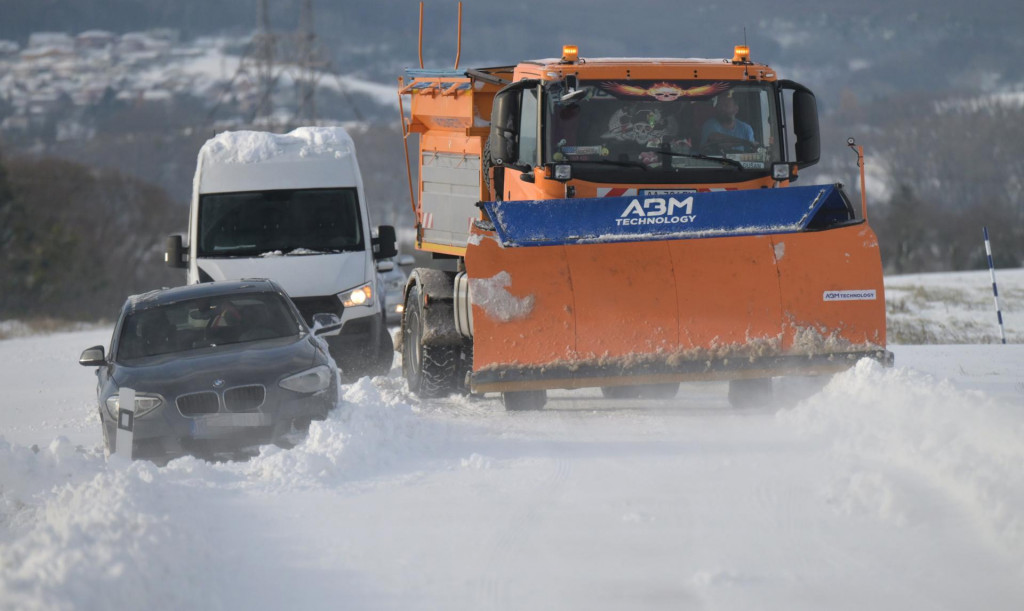 Na snímke cesta Ploské - Ortáše v okrese Košice - okolie počas silného vetra so snehovými závejmi. FOTO: TASR/František Iván