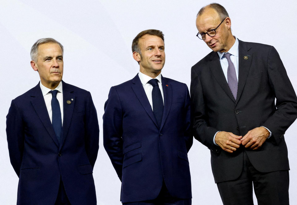 Kanadský premiér Mark Carney, francúzsky prezident Emmanuel Macron a nemecký kancelár Friedrich Merz. FOTO: REUTERS