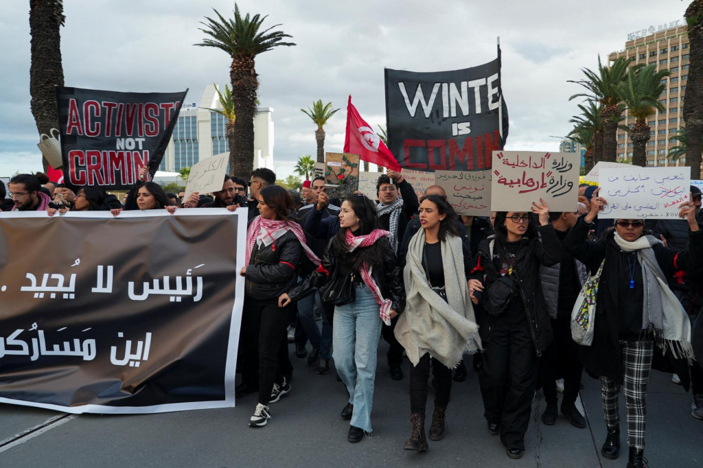 Demonštranti skandovali aj heslo „Ľudia chcú pád režimu“, čím nadviazali na slogany Arabskej jari, počas ktorej Tunisania v roku 2011 zvrhli dlhoročného vládcu Zína Ábidína bin Alího. FOTO: REUTERS