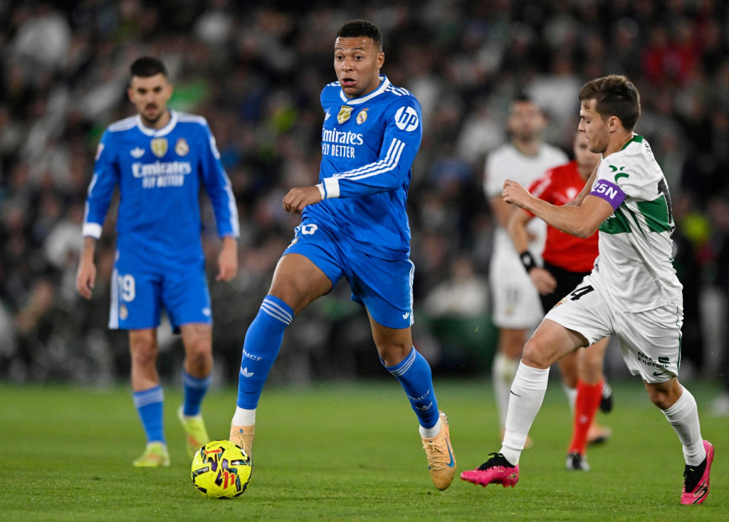 Kylian Mbappé z Realu Madrid v akcii s Aleixom Febasom z Elche. FOTO: REUTERS