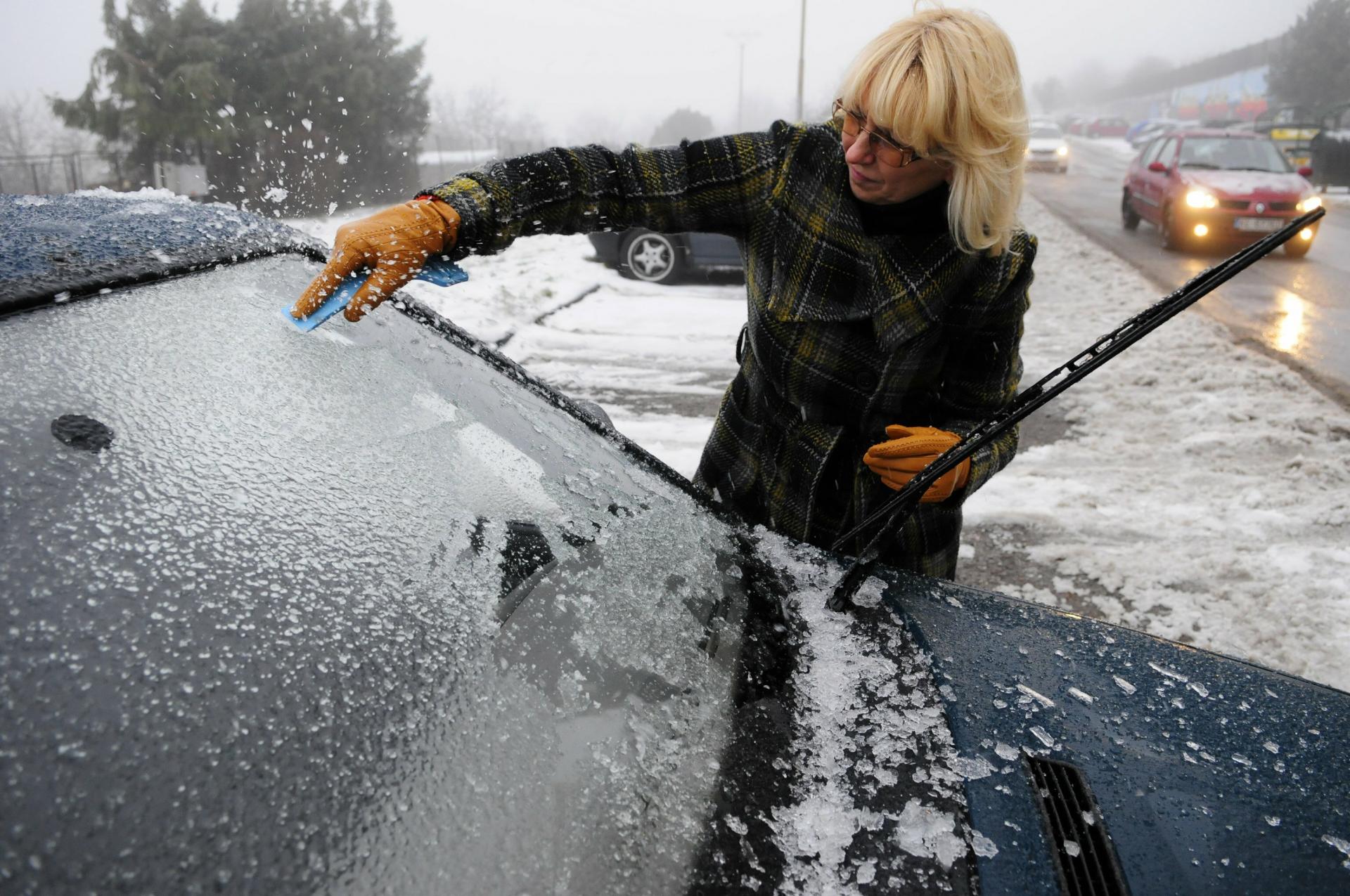 Slovensko zasiahli poľadovica, vietor aj výdatné zrážky. SHMÚ vydal viacero výstrah