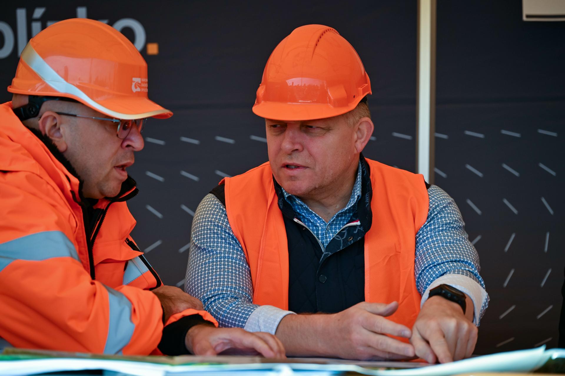 Ráž chce chýbajúci úsek D1 riešiť oranžovými nálepkami. Podobný krok spravil Fico pri Bratislave