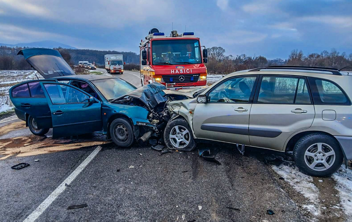 Cesta pri Nižnej Myšli v Košickom kraji je pre nehodu uzavretá, zranilo sa sedem ľudí