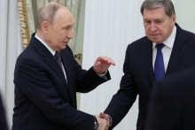 Ruský prezident Vladimir Putin a jeho poradca Jurij Ušakov. FOTO: REUTERS