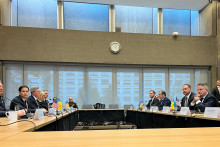 Zvláštny vyslanec USA Steve Witkoff, minister zahraničných vecí USA Marco Rubio, minister armády USA Daniel Driscoll a ďalší členovia americkej delegácie a vedúci kancelárie prezidenta Ukrajiny Andrij Jermak a ďalší členovia ukrajinskej delegácie na americkej misii v Ženeve. FOTO: Reuters