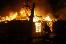 Hasiči pracujú na mieste útoku ruského dronu v Charkove. FOTO: Reuters