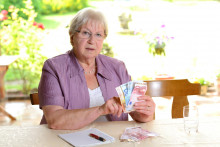 Jedným z najzásadnejších opatrení v rámci konsolidácie je pozastavenie valorizácie trinásteho dôchodku. FOTO: Dreamstime