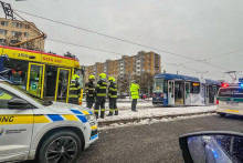 V košickej mestskej časti Západ došlo v pondelok k zrážke dvoch električiek. Zranenia malo utrpieť najmenej šesť ľudí.
FOTO: TASR/KR PZ v Košiciach