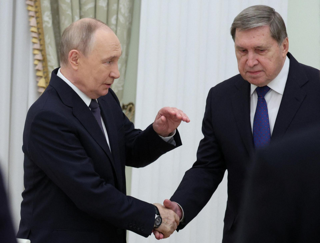Ruský prezident Vladimir Putin a jeho poradca Jurij Ušakov. FOTO: REUTERS