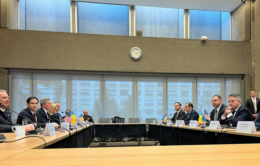 Zvláštny vyslanec USA Steve Witkoff, minister zahraničných vecí USA Marco Rubio, minister armády USA Daniel Driscoll a ďalší členovia americkej delegácie a vedúci kancelárie prezidenta Ukrajiny Andrij Jermak a ďalší členovia ukrajinskej delegácie na americkej misii v Ženeve. FOTO: Reuters