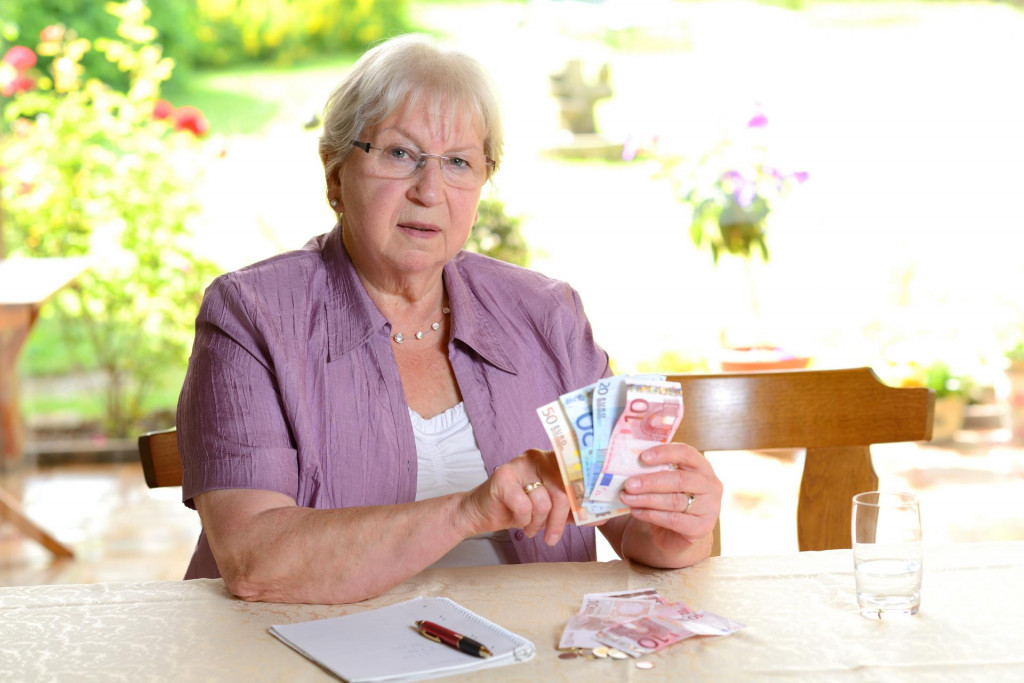 Jedn&yacute;m z najz&aacute;sadnej&scaron;&iacute;ch opatren&iacute; v r&aacute;mci konsolid&aacute;cie je pozastavenie valoriz&aacute;cie trin&aacute;steho d&ocirc;chodku. FOTO: Dreamstime