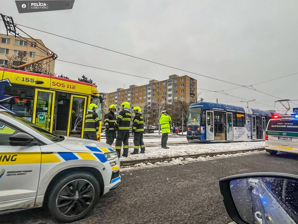 V košickej mestskej časti Západ došlo v pondelok k zrážke dvoch električiek. Zranenia malo utrpieť najmenej šesť ľudí.
FOTO: TASR/KR PZ v Košiciach