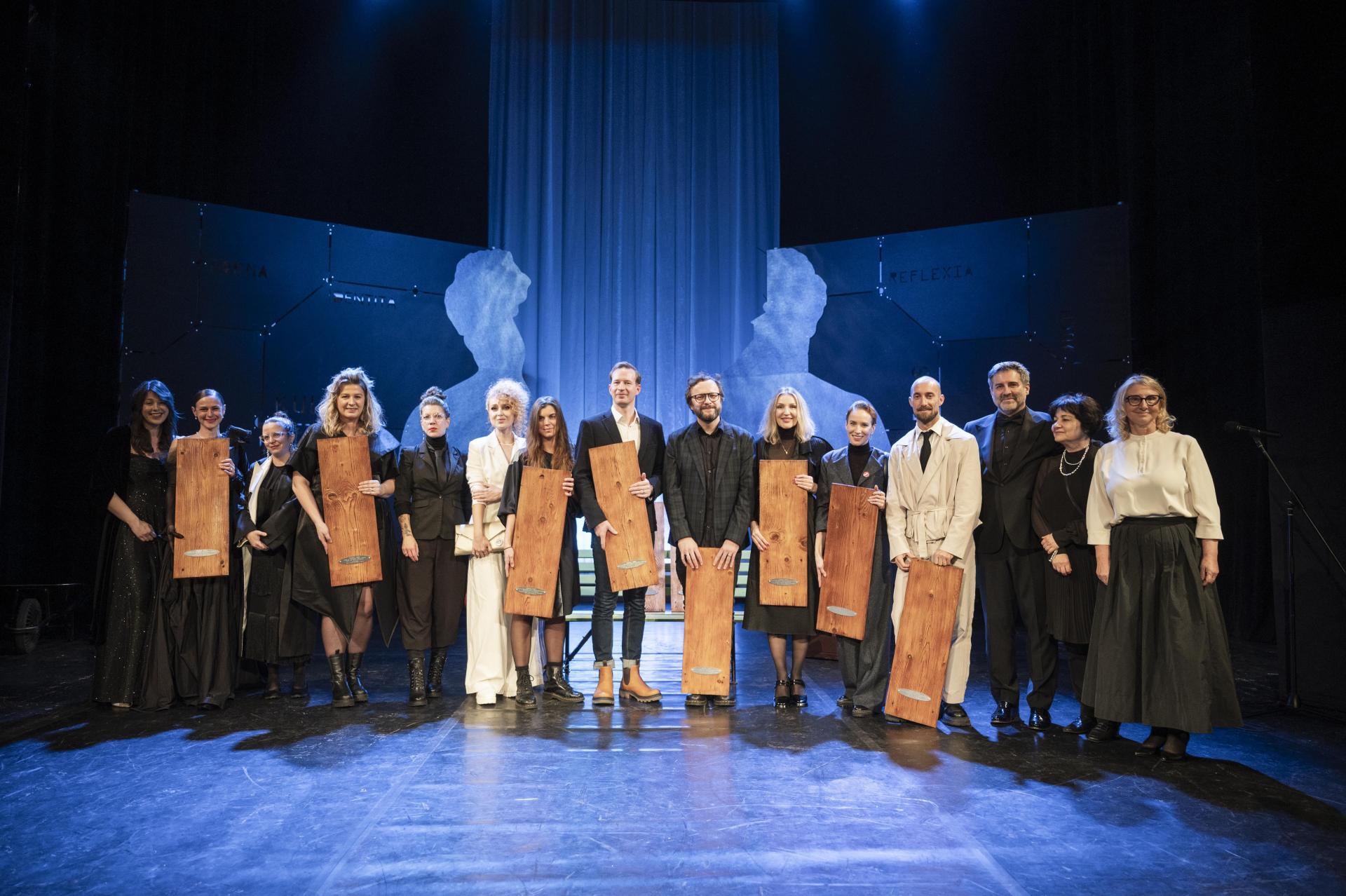 DOSKY 2025: Laureátmi divadelných "oscarov" sa stali inscenácie Outcast a Příhody lišky Bystroušky