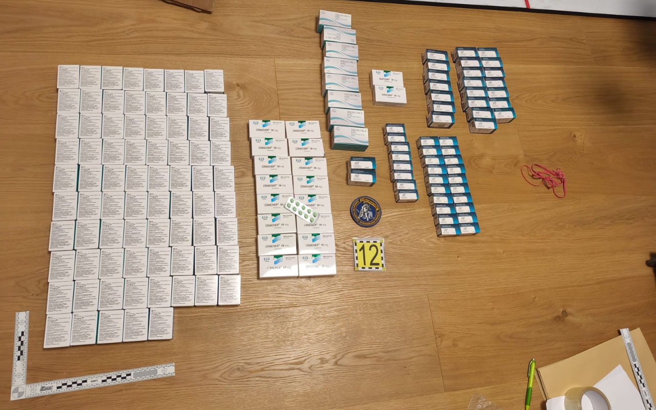 Rozsiahla protidrogová akcia v Prievidzi: Polícia zadržala päť ľudí a zaistila množstvo liečiv