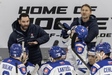 Na snímke sprava tréner hokejistov Slovenska Vladimír Országh a konzultant mužskej slovenskej hokejovej reprezentácie Todd Woodcroft počas hokejového zápasu Nemeckého pohára Nemecko - Slovensko. FOTO: TASR/Martin Baumann