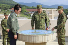 Japonský minister obrany Šindžiró Koizumi sa stretáva s vojakmi Japonských pozemných síl sebaobrany počas inšpekcie na juhojaponskom ostrove Išigaki. FOTO: Reuters