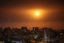 Výbuch ruského dronu nad mestom Kyjev. FOTO: Reuters