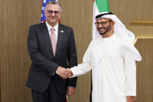 Diplomatický poradca prezidenta Spojených arabských emirátov Anwar Gargash a hlavný poradca USA pre arabské a africké záležitosti Massad Boulos. FOTO: Reuters