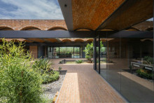 Brick Award 26: V indickom Chennai sa továrenská administratíva Metallic Bellows vracia k remeselným technikám a lokálnej hline, aby znížila uhlíkovú stopu, KSM Architecture

FOTO: Sreenag BRS/Brick Award