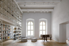 N&aacute;vrhy nov&eacute;ho zrekon&scaron;truovan&eacute;ho interi&eacute;ru z dielne architektov DOXA & bistan architekti osviežili priestory viacer&yacute;mi ne&scaron;tandardn&yacute;mi prvkami.

FOTO: Alex Shoots