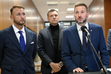 Na snímke zo septembra 2024 sprava primátor Bratislavy Matúš Vallo, minister životnéhoho prostredia Tomáš Taraba a minister vnútra Matúš Šutaj Eštok.

FOTO: TASR/ P. Neubauer