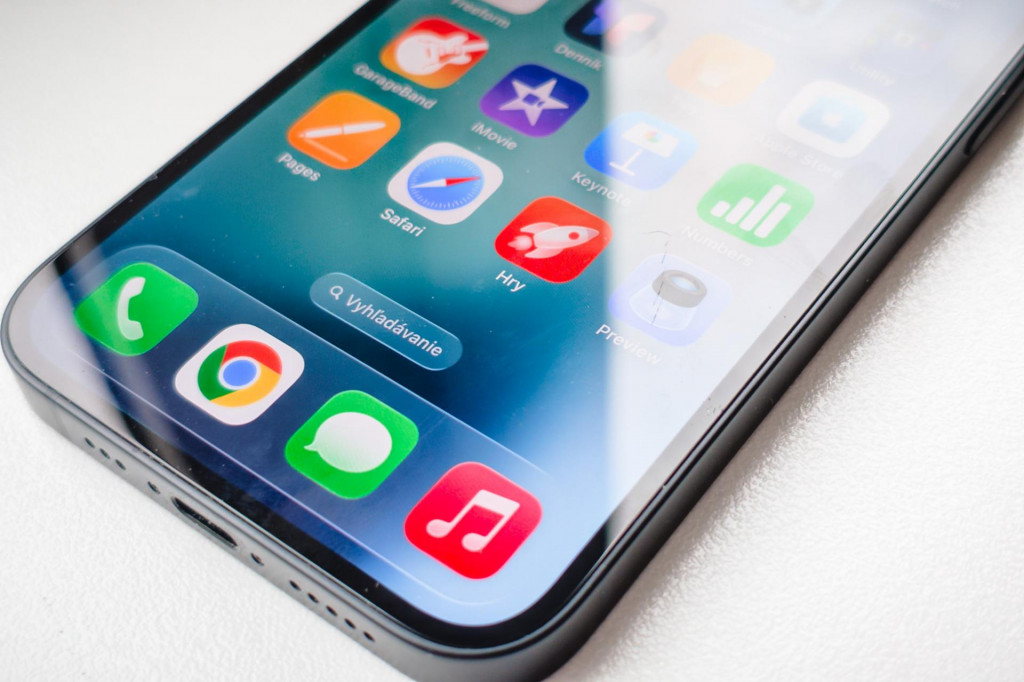 Operačný systém iOS 26 v stabilnej verzii na iPhone 16e.