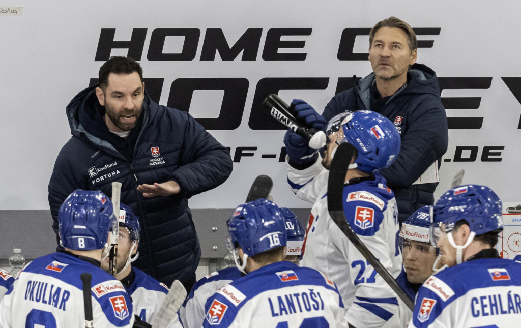 Na snímke sprava tréner hokejistov Slovenska Vladimír Országh a konzultant mužskej slovenskej hokejovej reprezentácie Todd Woodcroft počas hokejového zápasu Nemeckého pohára Nemecko - Slovensko. FOTO: TASR/Martin Baumann