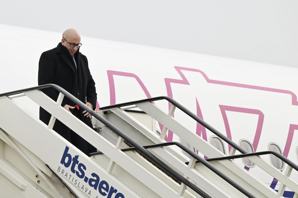 Prílet ministra dopravy Jozefa Ráža (nominant Smeru-SD). FOTO: TASR/Pavel Neubauer