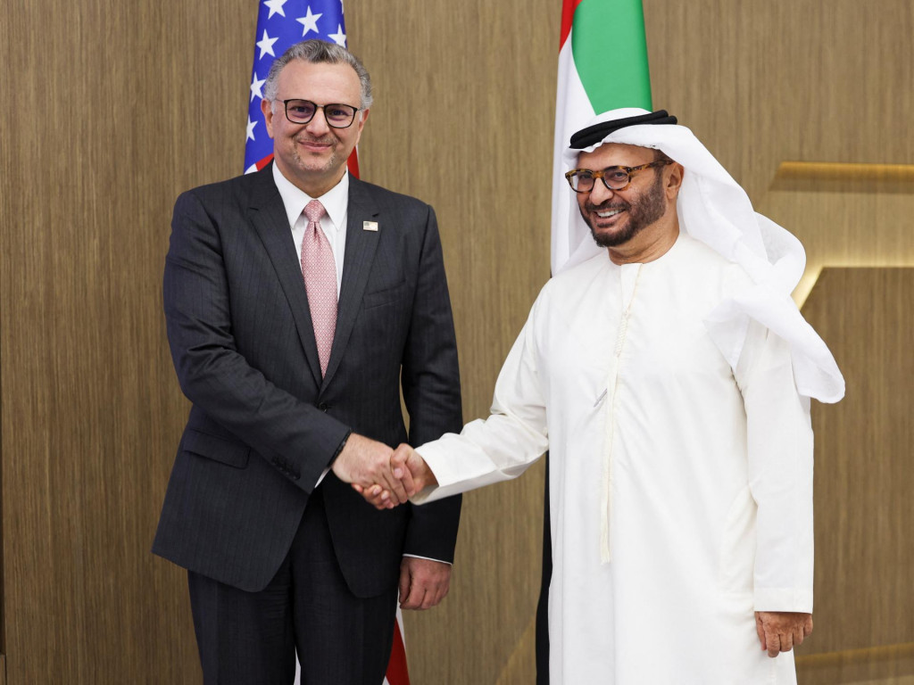 Diplomatický poradca prezidenta Spojených arabských emirátov Anwar Gargash a hlavný poradca USA pre arabské a africké záležitosti Massad Boulos. FOTO: Reuters