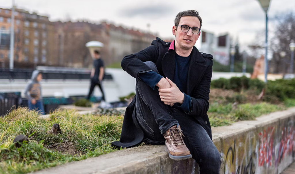 „Dnes sa filozofi viac špecializujú: niekto strávi veľkú časť kariéry s témou eutanázie, iný so slobodou slova a obaja sú opatrní ohľadom vyjadrovania k inej téme,“ vysvetľuje v rozhovore filozof Tomáš Koblížek. FOTO: archív Tomáša Koblížka