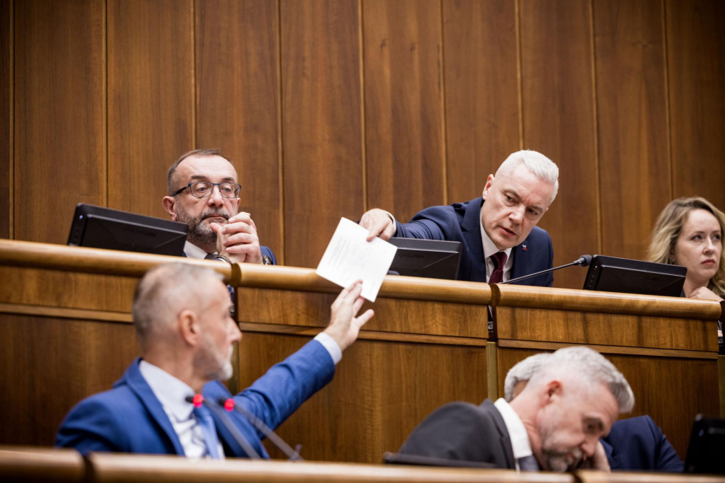 Rebel Hlasu blokuje parlament, o svojom odvolaní sa vraj dozvedel z novín. FOTO: Flickr/Parlament SR