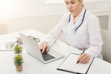 Novela upravuje aj zákon o poskytovateľoch zdravotnej starostlivosti. Menia sa napríklad podmienky, kedy zaniká alebo sa pozastavuje registrácia v zdravotníckej komore.