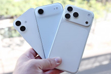 Na snímke smartfóny iPhone 17, iPhone Air a iPhone 17 Pro Max.