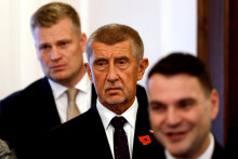 Líder strany ANO Andrej Babiš stojí medzi lídrom strany Motoristi Petrom Macinkom a čestným predsedom strany Filipom Turekom. FOTO: Reuters