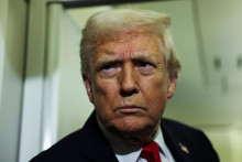 Americký prezident Donald Trump na palube lietadla Air Force One. FOTO: REUTERS