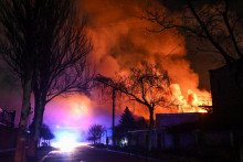 Požiar po ruskom dronovom útoku na Záporožie. FOTO: REUTERS