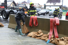 V Sliači vo Zvolenskom okrese vyhlásili tretí stupeň povodňovej aktivity. Týka sa to častí Hájniky a Rybáre. Je to pre dlhotrvajúci dážď extrémnej intenzity a následné stekanie po komunikáciách a lúkach. FOTO: TASR/Ján Krošlák