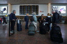Cestujúci s batožinou sa zhromažďujú pri odletovej tabuli so zrušenými letmi v posledný deň trojdňového celoštátneho štrajku v Bruseli. FOTO: Reuters