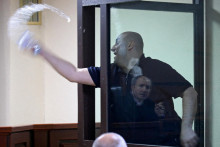 Nika Melia, jeden z lídrov opozičnej skupiny Koalícia za zmenu, obvinený z nedostavenia sa pred dočasnú vyšetrovaciu komisiu gruzínskeho parlamentu, počas súdneho pojednávania v Tbilisi oblieva sudcu vodou. FOTO: Reuters