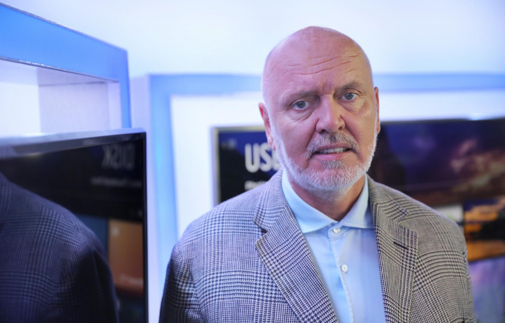 Stavať cestu nie je ekonomick&yacute; stimul, mysl&iacute; si gener&aacute;lny riaditeľ Slovnaftu Oszk&aacute;r Vil&aacute;gi. FOTO: HN/Pavol Funt&aacute;l