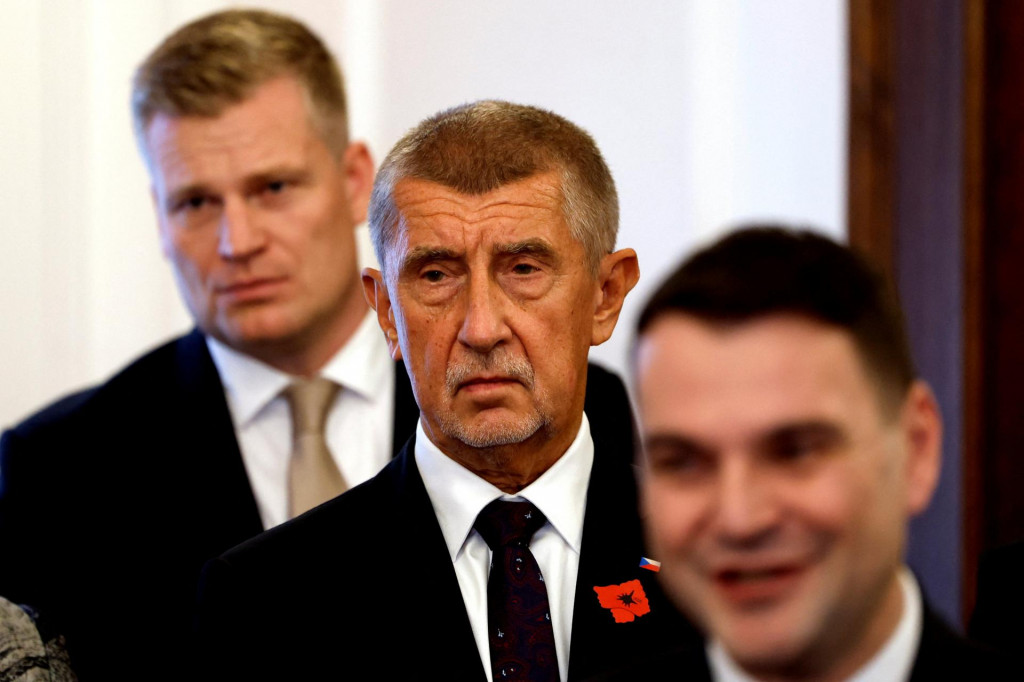 Líder strany ANO Andrej Babiš stojí medzi lídrom strany Motoristi Petrom Macinkom a čestným predsedom strany Filipom Turekom. FOTO: Reuters