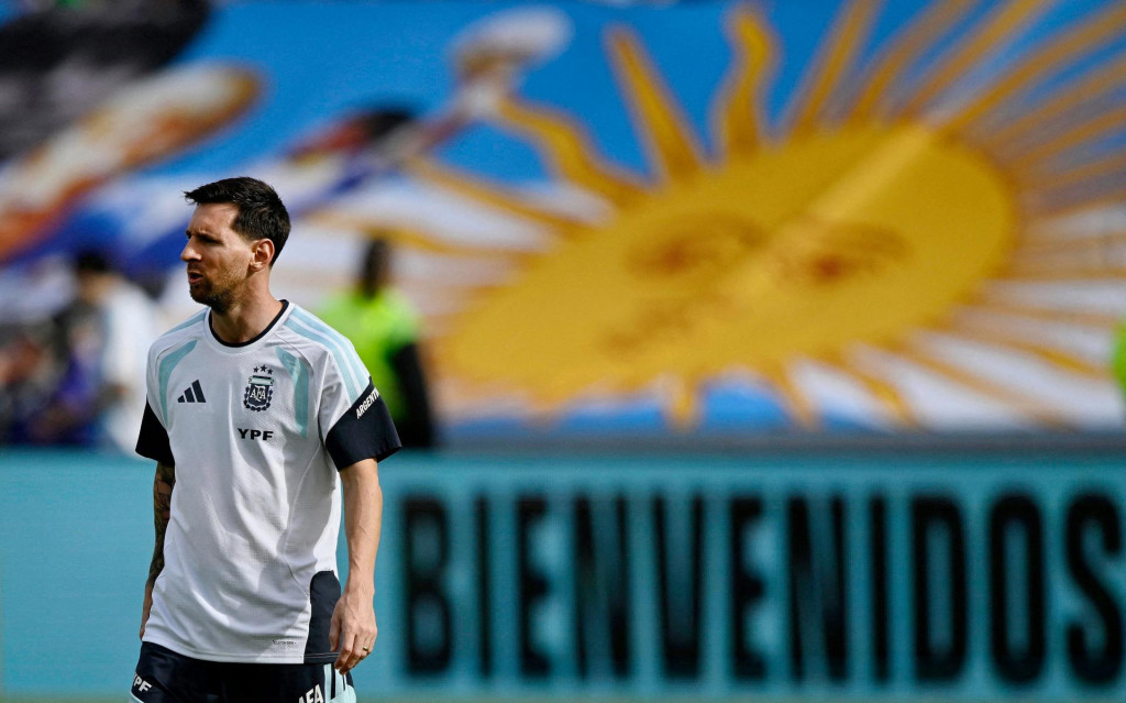 Jeden z najslávnejších Argentínčanov súčasnosti, futbalista Lionel Messi, je na snímke z 13. novembra zachytený počas tréningu v Španielsku. FOTO: Reuters