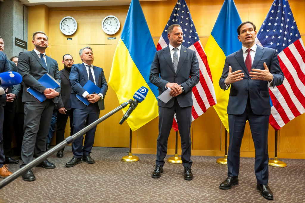 Na sn&iacute;mke &scaron;&eacute;f ukrajinskej prezidentskej kancel&aacute;rie Andrij Jermak (druh&yacute; vpravo) a americk&yacute; minister zahraničn&yacute;ch vec&iacute; Marco Rubio (vpravo) po rokovaniach v Ženeve. FOTO: TASR/AP