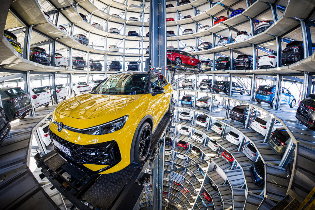 Automotive rastie na luxuse, no stráca masové modely. ILUSTRAČNÉ FOTO: TASR/AP