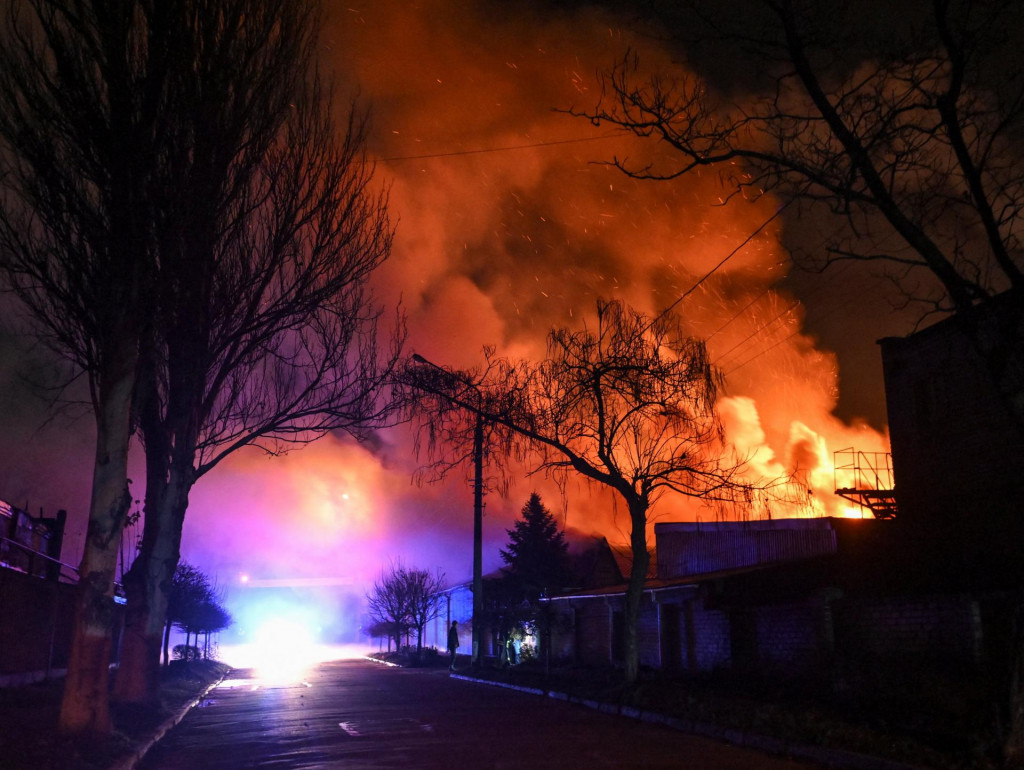 Požiar po ruskom dronovom útoku na Záporožie. FOTO: REUTERS