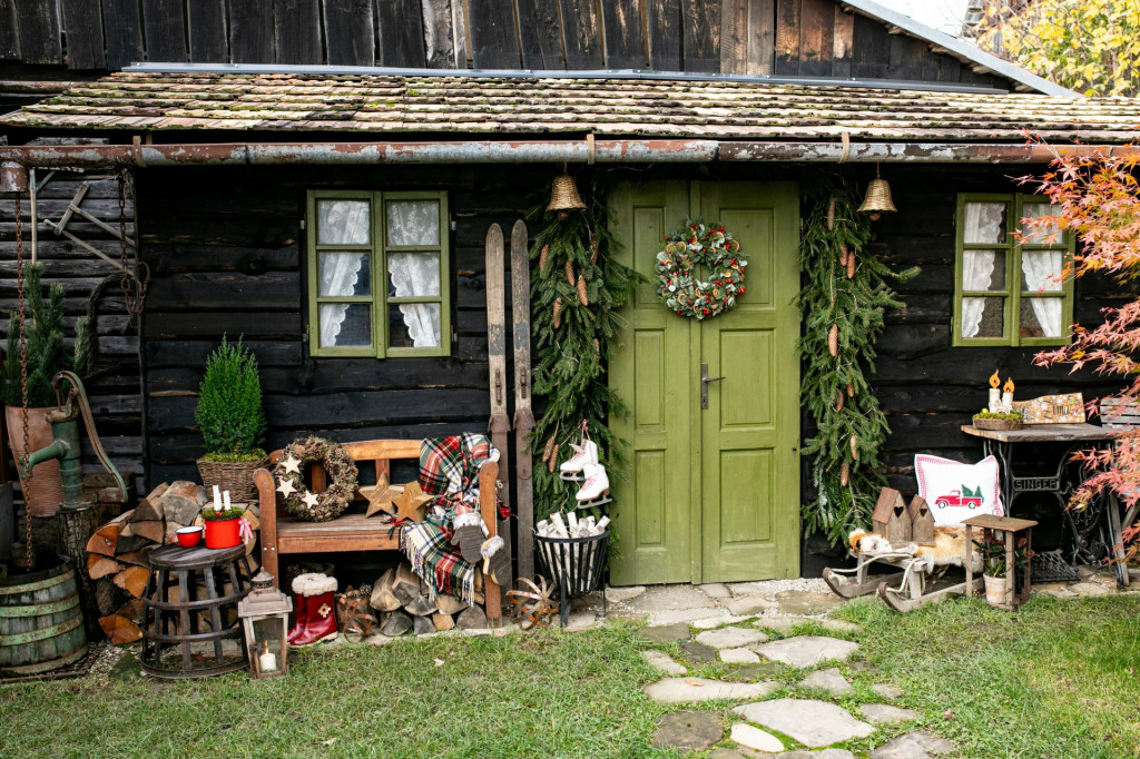 Útulný zimný mikrosvet: Dvor plný krásnych zákutí a na ňom malý útulný domček FOTO: Natália Jablonková