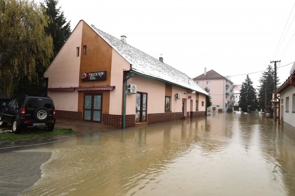 V Sliači vo Zvolenskom okrese vyhlásili tretí stupeň povodňovej aktivity. FOTO: TASR/Ján Krošlák