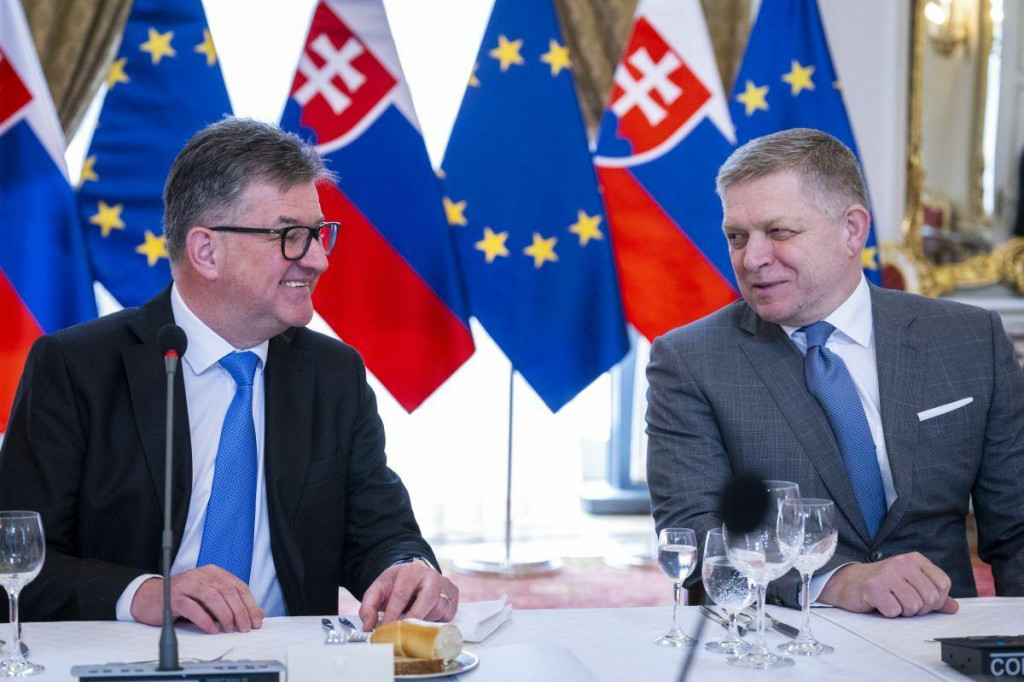 Miroslav Lajč&aacute;k a Robert Fico. FOTO: TASR/Jakub Kotian